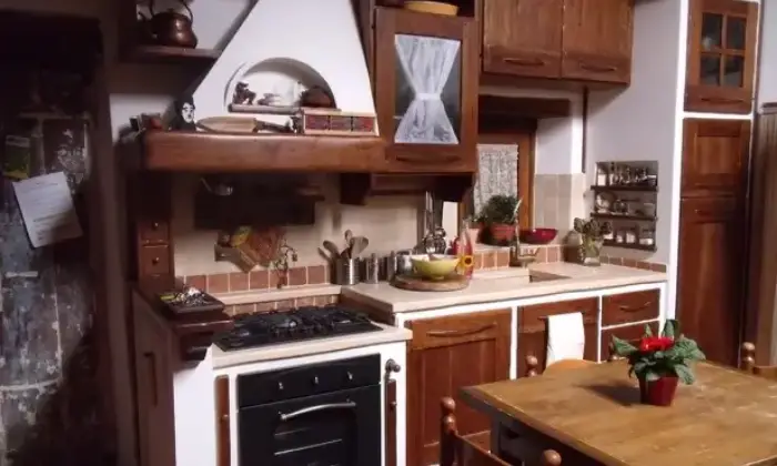 Rexer-Pratovecchio-Vendesi-porzione-di-colonica-posizione-panoramica-Cucina