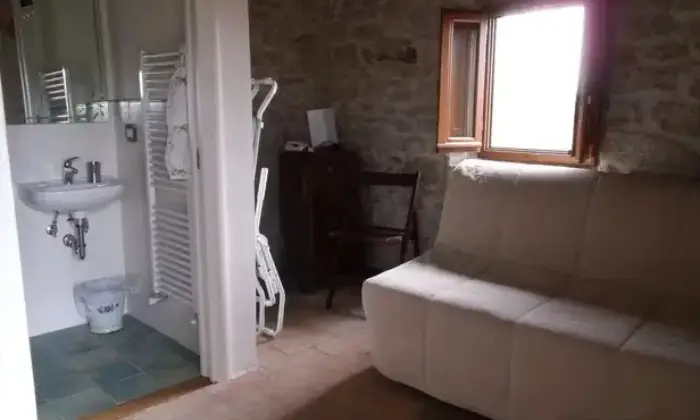 Rexer-Papiano-Vendesi-porzione-di-colonica-posizione-panoramica-Stanza