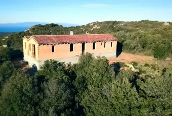 Rexer-Luogosanto-Vendesi-Villa-Sardegna-vista-mare-con-terreno-di-ettari-Facciata