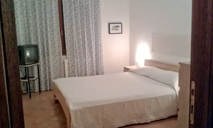 Rexer-La-Maddalena-APPARTAMENTO-TRILOCALE-CON-PARCHEGGIO-PRIVATO-CameraDaLetto
