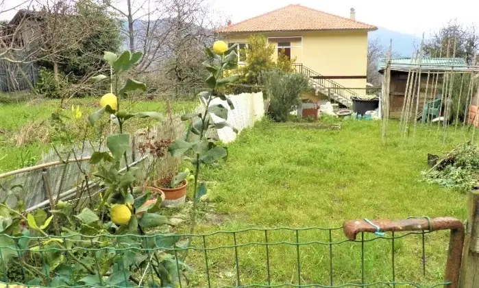 Rexer-San-Colombano-Certenoli-Appartamento-indipendente-con-terrazzo-e-posto-auto-Chiavari-entroterra-Giardino