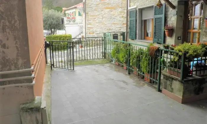Rexer-San-Colombano-Certenoli-Appartamento-indipendente-con-terrazzo-e-posto-auto-Chiavari-entroterra-Terrazzo