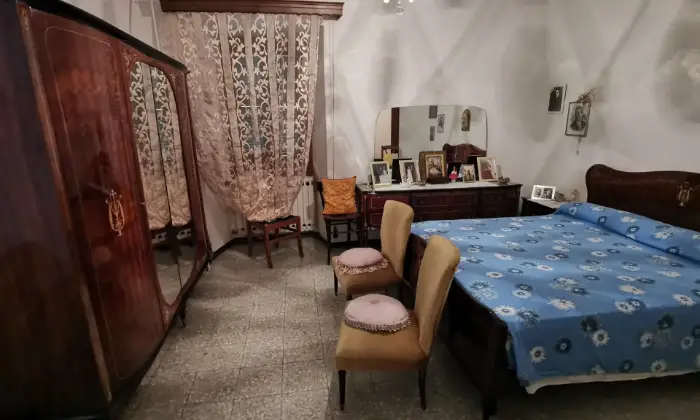Rexer-Pontremoli-Appartamento-piano-primo-nel-borgo-della-S-S-Annunziata-CameraDaLetto