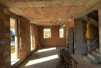 Rexer-Sassofeltrio-VILLETTA-ALLO-STATO-RUSTICO-SU-TRE-PIANI-Ingresso-esterno