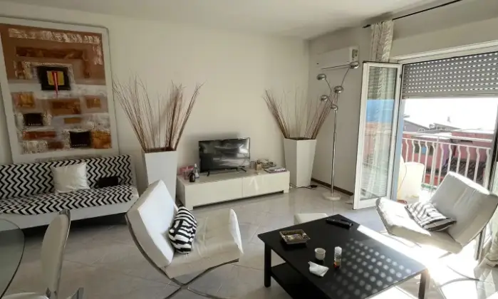 Rexer-Aci-Catena-Affittasi-Delizioso-Appartamento-con-vista-mare-Salone