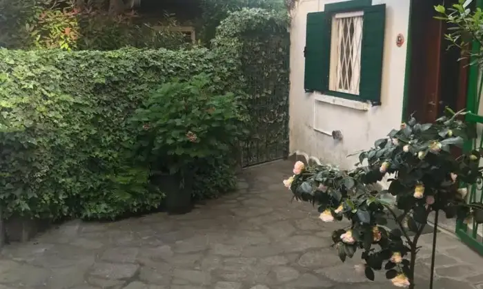 Rexer-Someraro-Casa-indipendente-su-due-livelli-con-giardino-Giardino