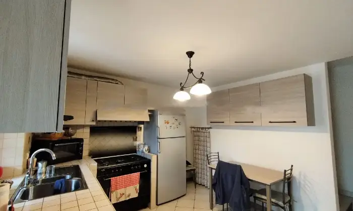 Rexer-Vaiano-Vendesi-casa-indipendente-divisa-in-due-appartamenti-CUCINA