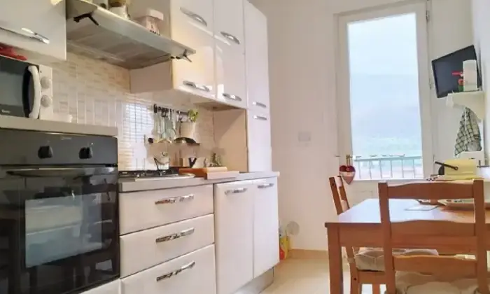 Rexer-Vaiano-Vendesi-casa-indipendente-divisa-in-due-appartamenti-CUCINA