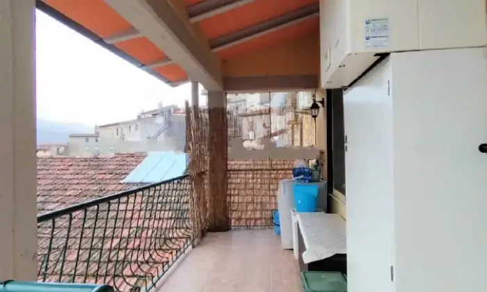 Rexer-Vaiano-Vendesi-casa-indipendente-divisa-in-due-appartamenti-Balcone