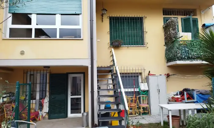 Rexer-Vaiano-Vendesi-casa-indipendente-divisa-in-due-appartamenti-Facciata