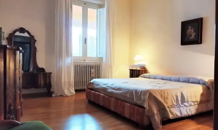 Rexer-Vaiano-Vendesi-casa-indipendente-divisa-in-due-appartamenti-CAMERA-DA-LETTO