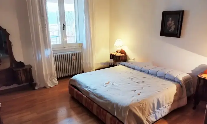 Rexer-Vaiano-Vendesi-casa-indipendente-divisa-in-due-appartamenti-CAMERA-DA-LETTO