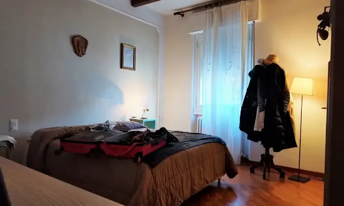 Rexer-Vaiano-Vendesi-casa-indipendente-divisa-in-due-appartamenti-CAMERA-DA-LETTO