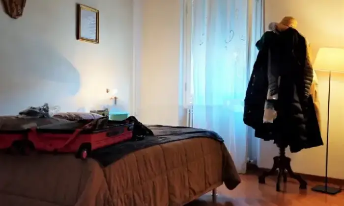 Rexer-Vaiano-Vendesi-casa-indipendente-divisa-in-due-appartamenti-CAMERA-DA-LETTO