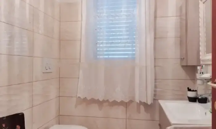 Rexer-Vaiano-Vendesi-casa-indipendente-divisa-in-due-appartamenti-BAGNO