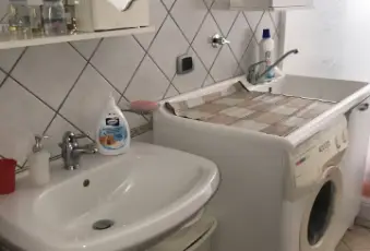 Rexer-Grotte-Appartamento-in-ottime-condizioni-con-balconivendo-senza-mobili-Bagno