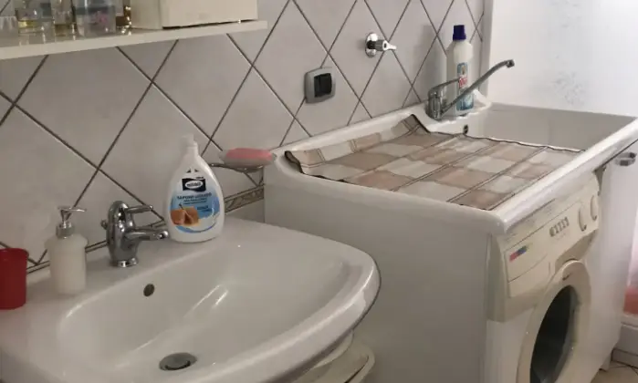 Rexer-Grotte-Appartamento-in-ottime-condizioni-con-balconivendo-senza-mobili-Bagno