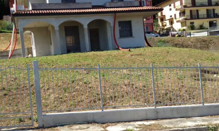 Rexer-Gemmano-Vendo-casa-indipendente-Gemmano-esternamente-finita-internamente-da-finire-Giardino