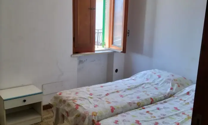 Rexer-Crucoli-Vendo-appartamento-vista-mare-CameraDaLetto