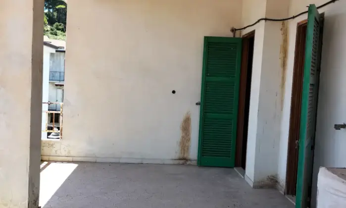 Rexer-Crucoli-Vendo-appartamento-vista-mare-Terrazzo