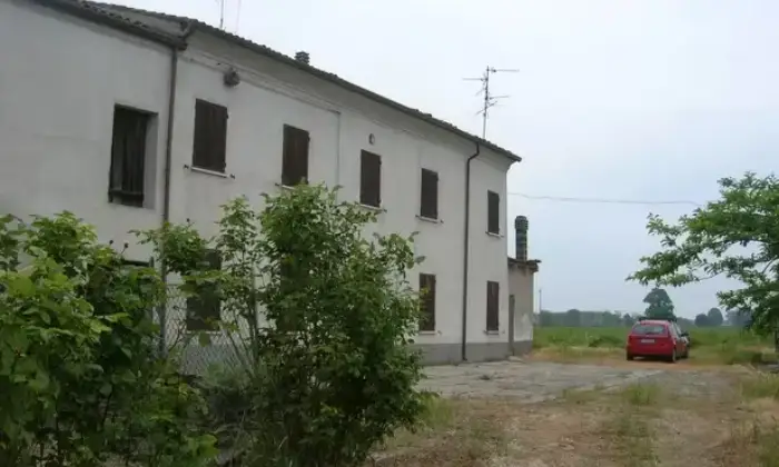 Rexer-Borgofranco-sul-Po-Casa-di-campagna-con-biolche-di-terra-capannone-Giardino