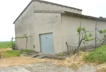 Rexer-Borgofranco-sul-Po-Casa-di-campagna-con-biolche-di-terra-capannone-Giardino