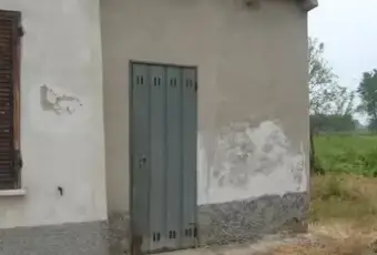 Rexer-Borgofranco-sul-Po-Casa-di-campagna-con-biolche-di-terra-capannone-Garage