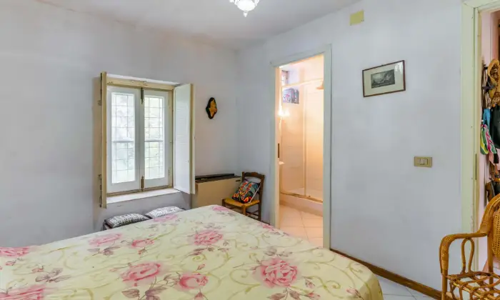 Rexer-Rodi-Garganico-Spaziosa-villa-immersa-nel-verde-tra-Rodi-Garganico-e-San-Menaio-CAMERA-DA-LETTO