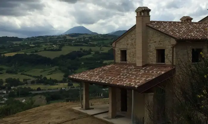 Rexer-Rosora-Casa-colonica-in-vendita-a-Rosora-in-via-Fondiglie-Giardino
