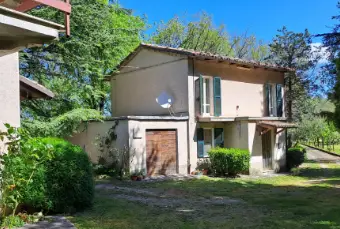 Rexer-Cagli-Tre-fabbricati-con-ampio-parco-vicino-bel-centro-storico-Marche-Giardino
