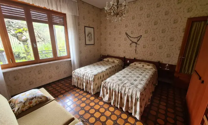 Rexer-Valduggia-Vendesi-Villa-a-localit-Val-Piana-a-Valduggia-CAMERA-DA-LETTO