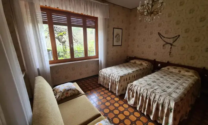 Rexer-Valduggia-Vendesi-Villa-a-localit-Val-Piana-a-Valduggia-CAMERA-DA-LETTO