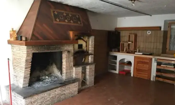 Rexer-Fabriano-Vendesi-ampio-casolare-Altro