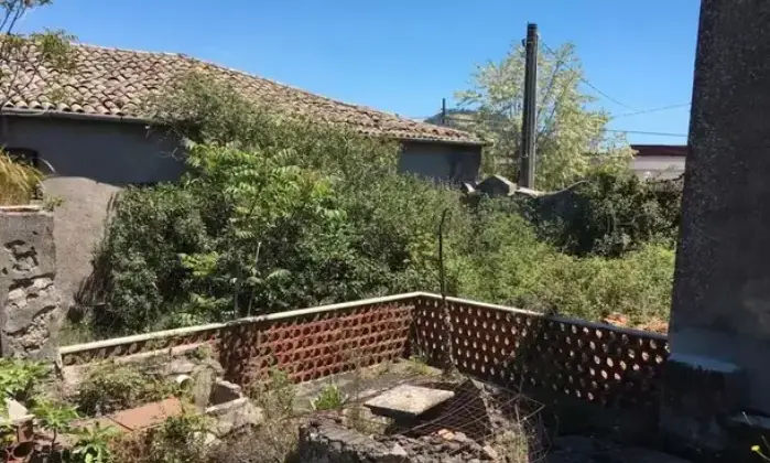 Rexer-Belpasso-Casa-Colonica-Indipendente-con-terreno-Borello-fronte-Torroncini-Condorelli-Giardino