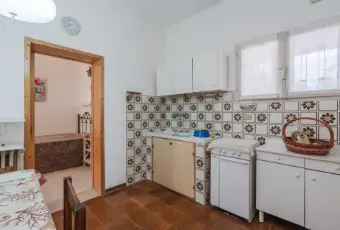 Rexer-San-Vito-dei-Normanni-Meravigliosa-villetta-doppia-con-ampio-spazio-verde-da-ristrutturare-CUCINA