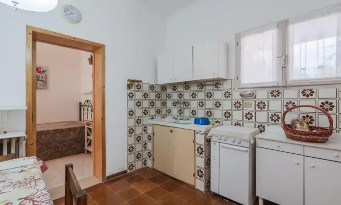 Rexer-San-Vito-dei-Normanni-Meravigliosa-villetta-doppia-con-ampio-spazio-verde-da-ristrutturare-CUCINA