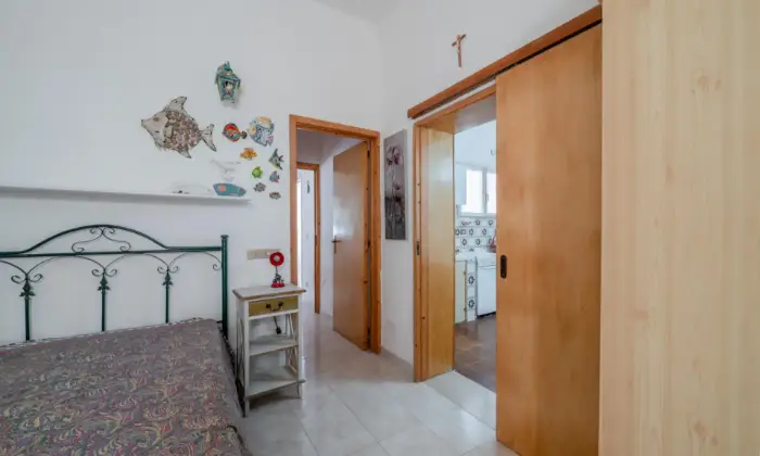 Rexer-San-Vito-dei-Normanni-Meravigliosa-villetta-doppia-con-ampio-spazio-verde-da-ristrutturare-CAMERA-DA-LETTO