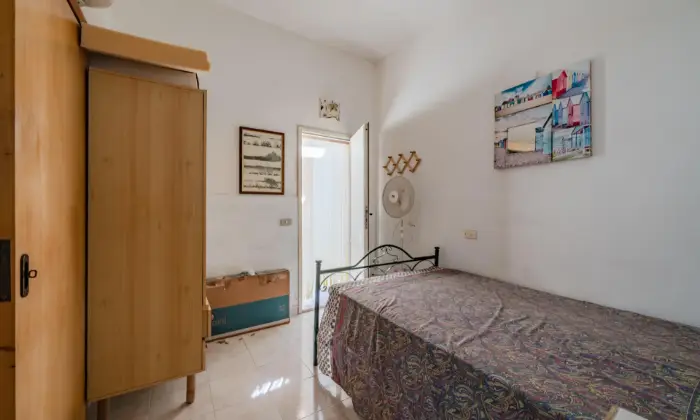 Rexer-San-Vito-dei-Normanni-Meravigliosa-villetta-doppia-con-ampio-spazio-verde-da-ristrutturare-CAMERA-DA-LETTO