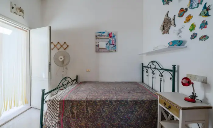 Rexer-San-Vito-dei-Normanni-Meravigliosa-villetta-doppia-con-ampio-spazio-verde-da-ristrutturare-CAMERA-DA-LETTO