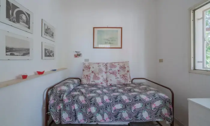 Rexer-San-Vito-dei-Normanni-Meravigliosa-villetta-doppia-con-ampio-spazio-verde-da-ristrutturare-CAMERA-DA-LETTO