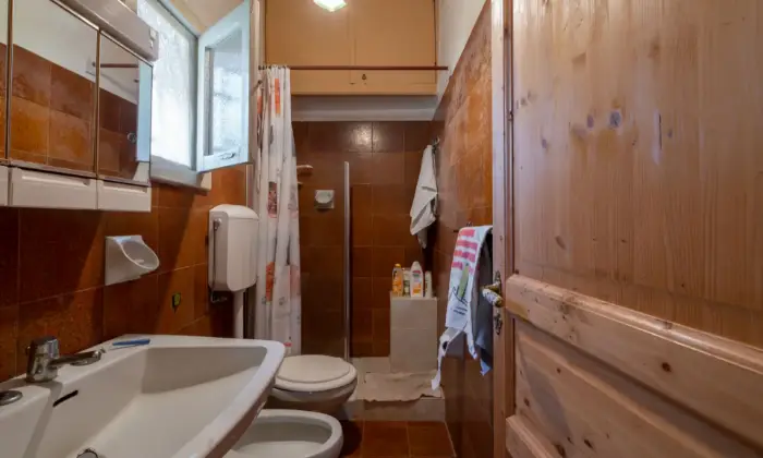 Rexer-San-Vito-dei-Normanni-Meravigliosa-villetta-doppia-con-ampio-spazio-verde-da-ristrutturare-BAGNO
