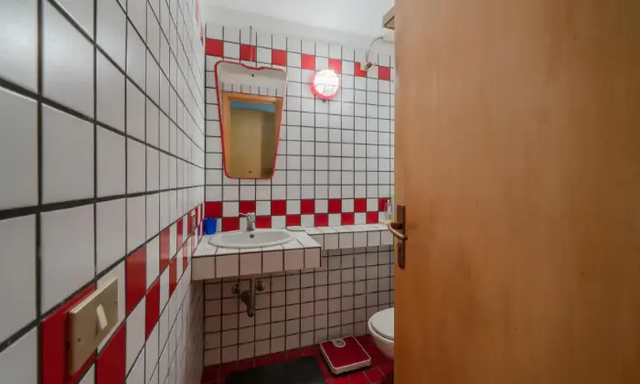 Rexer-San-Vito-dei-Normanni-Meravigliosa-villetta-doppia-con-ampio-spazio-verde-da-ristrutturare-BAGNO