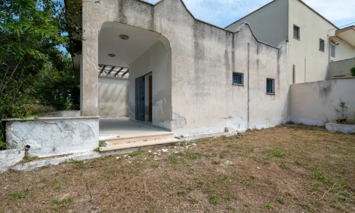 Rexer-San-Vito-dei-Normanni-Meravigliosa-villetta-doppia-con-ampio-spazio-verde-da-ristrutturare-ESTERNO