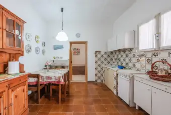 Rexer-San-Vito-dei-Normanni-Meravigliosa-villetta-doppia-con-ampio-spazio-verde-da-ristrutturare-CUCINA
