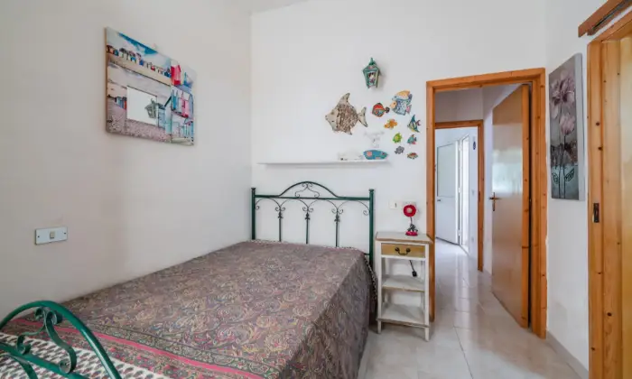 Rexer-San-Vito-dei-Normanni-Meravigliosa-villetta-doppia-con-ampio-spazio-verde-da-ristrutturare-CAMERA-DA-LETTO