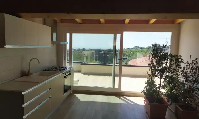 Rexer-Aci-Catena-Nuovissima-Mansarda-con-ampio-terrazzo-ben-rifinita-Salone