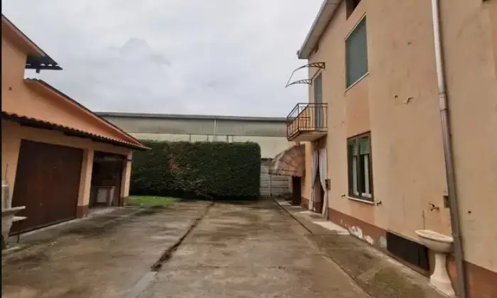 Rexer-Gualtieri-Vendesi-case-adiacenti-in-via-Prati-a-Gualtieri-Garage