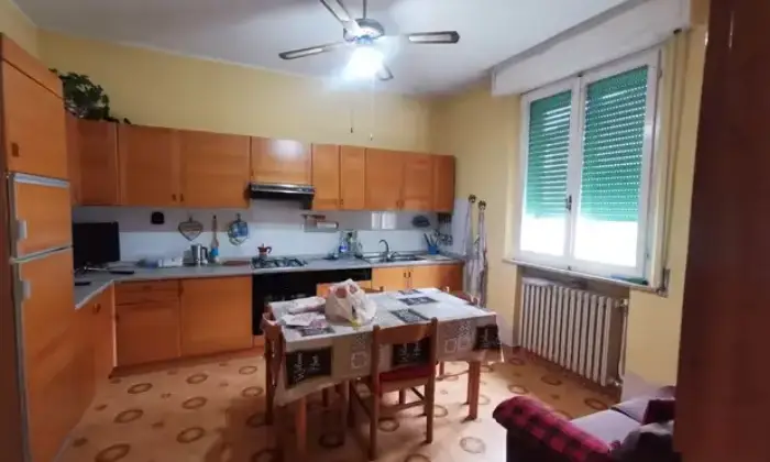 Rexer-Gualtieri-Vendesi-case-adiacenti-in-via-Prati-a-Gualtieri-Cucina