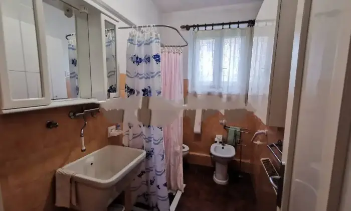 Rexer-Gualtieri-Vendesi-case-adiacenti-in-via-Prati-a-Gualtieri-Bagno