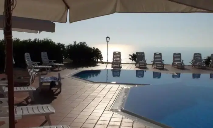 Rexer-Parghelia-stanze-da-letto-e-piscina-a-due-passi-daTropea-Terrazzo